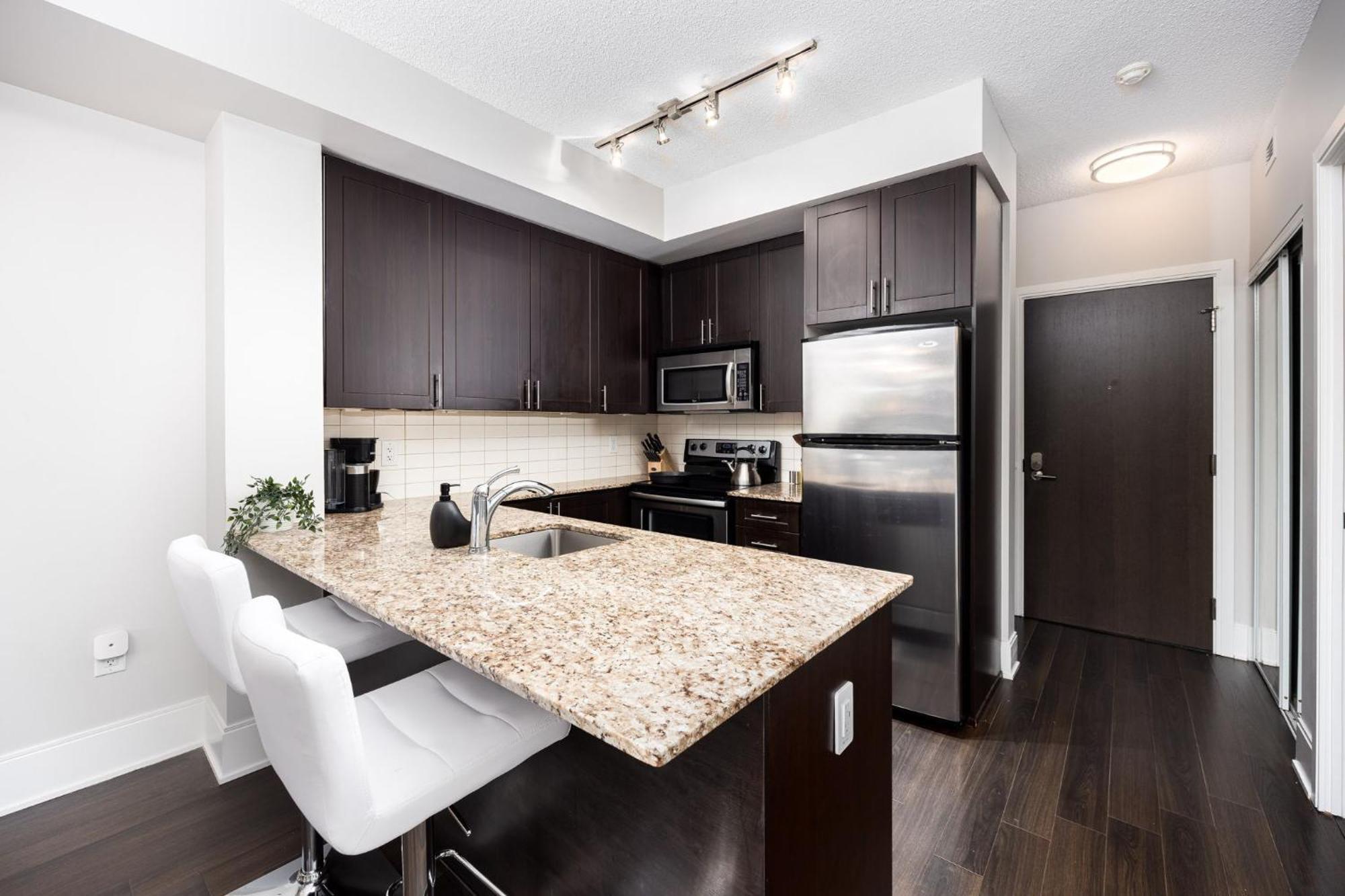 Dwtn Condo Near Cn Tower! W/ Free Parking トロント エクステリア 写真