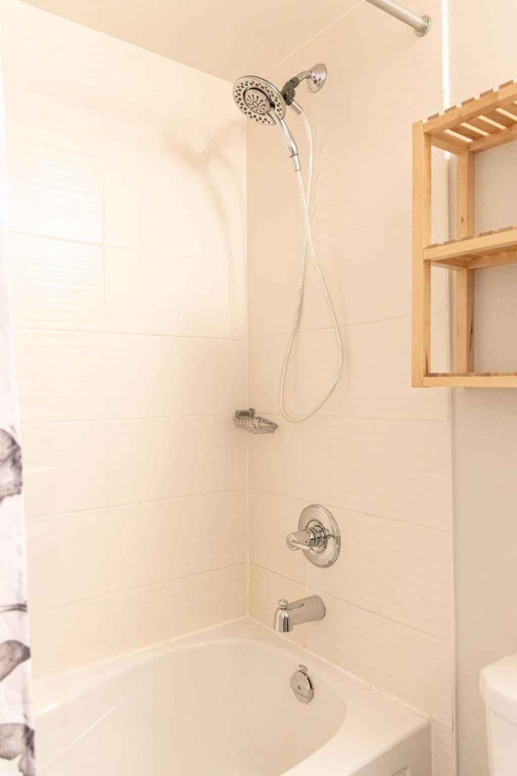 Dwtn Condo Near Cn Tower! W/ Free Parking トロント エクステリア 写真