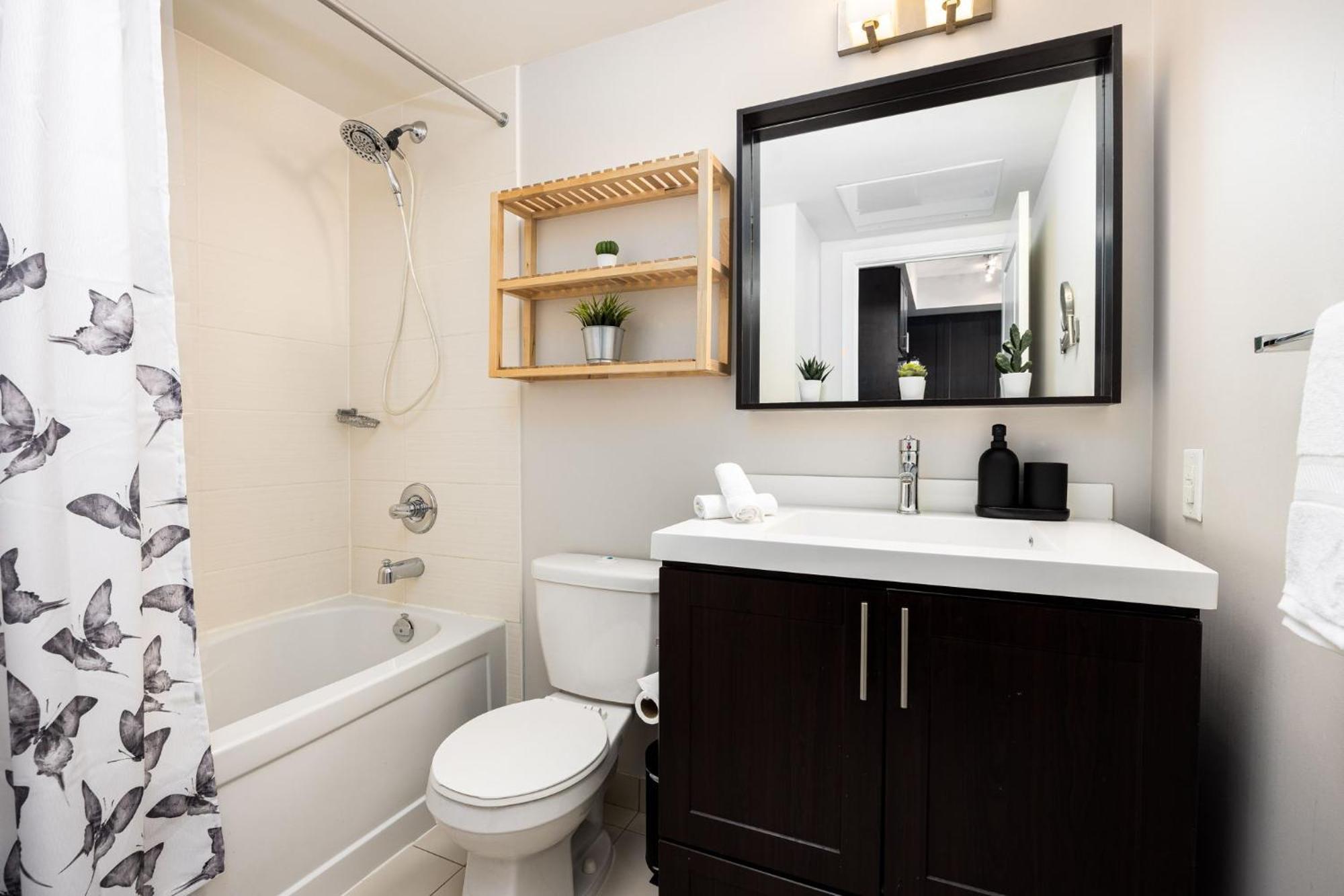 Dwtn Condo Near Cn Tower! W/ Free Parking トロント エクステリア 写真